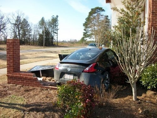 Illustration for article titled Nissan 370z Finds God, Crashes Into Church